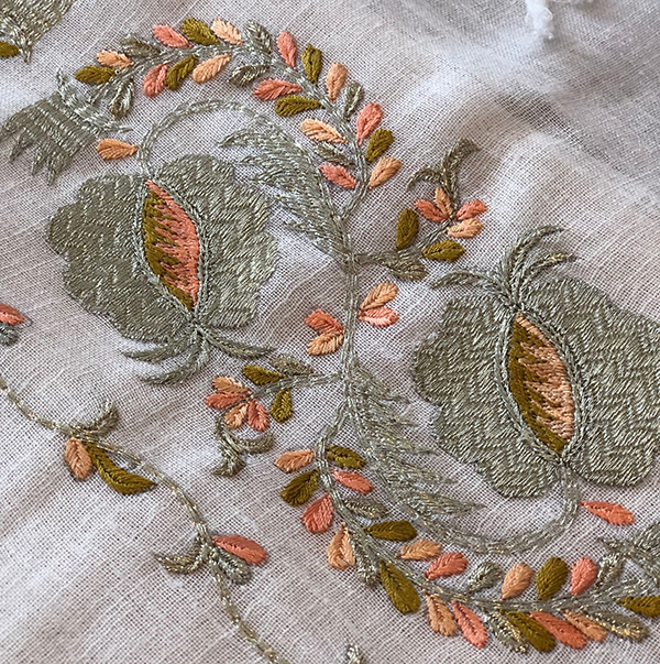 Вишивка на жіночому покривалі