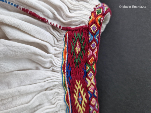 Онлайн-школа вишивки Prekrasa Studio. Навчитися вишивати традиційними українськими техніками. Закарпатська жіноча сорочка заспульниця. Оформлення горловини