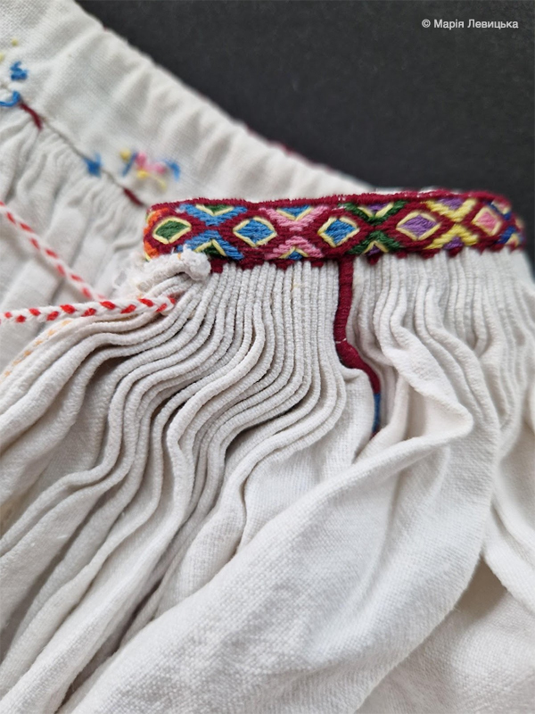 Онлайн-школа вишивки Prekrasa Studio. Навчитися вишивати традиційними українськими техніками. Закарпатська жіноча сорочка заспульниця. Брижування горловини